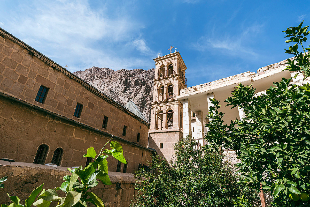 V klášteře se nachází unikátní kolekce starých knih a ikon