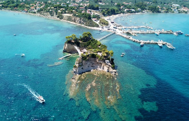 Celkový pohled na přístaviště v Agios Sostis se stejnojmenným ostrůvkem