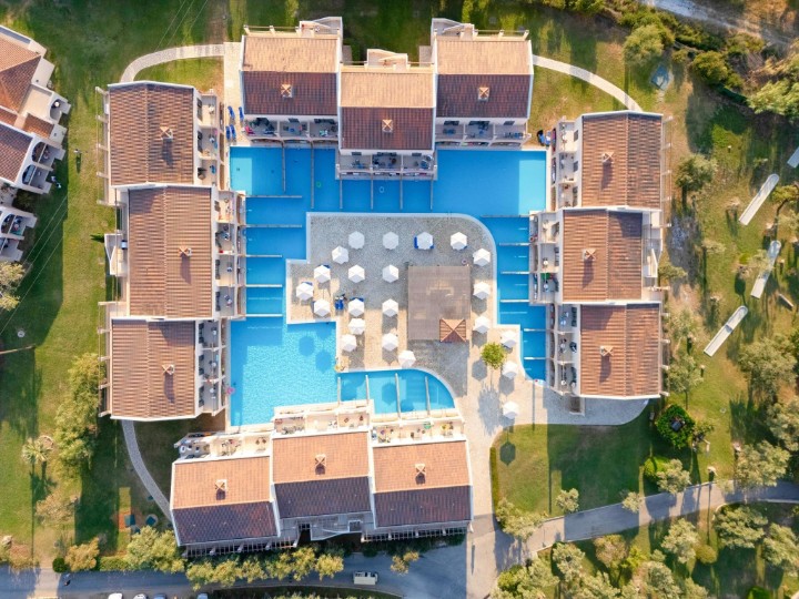 Pokoje se sdíleným bazénem