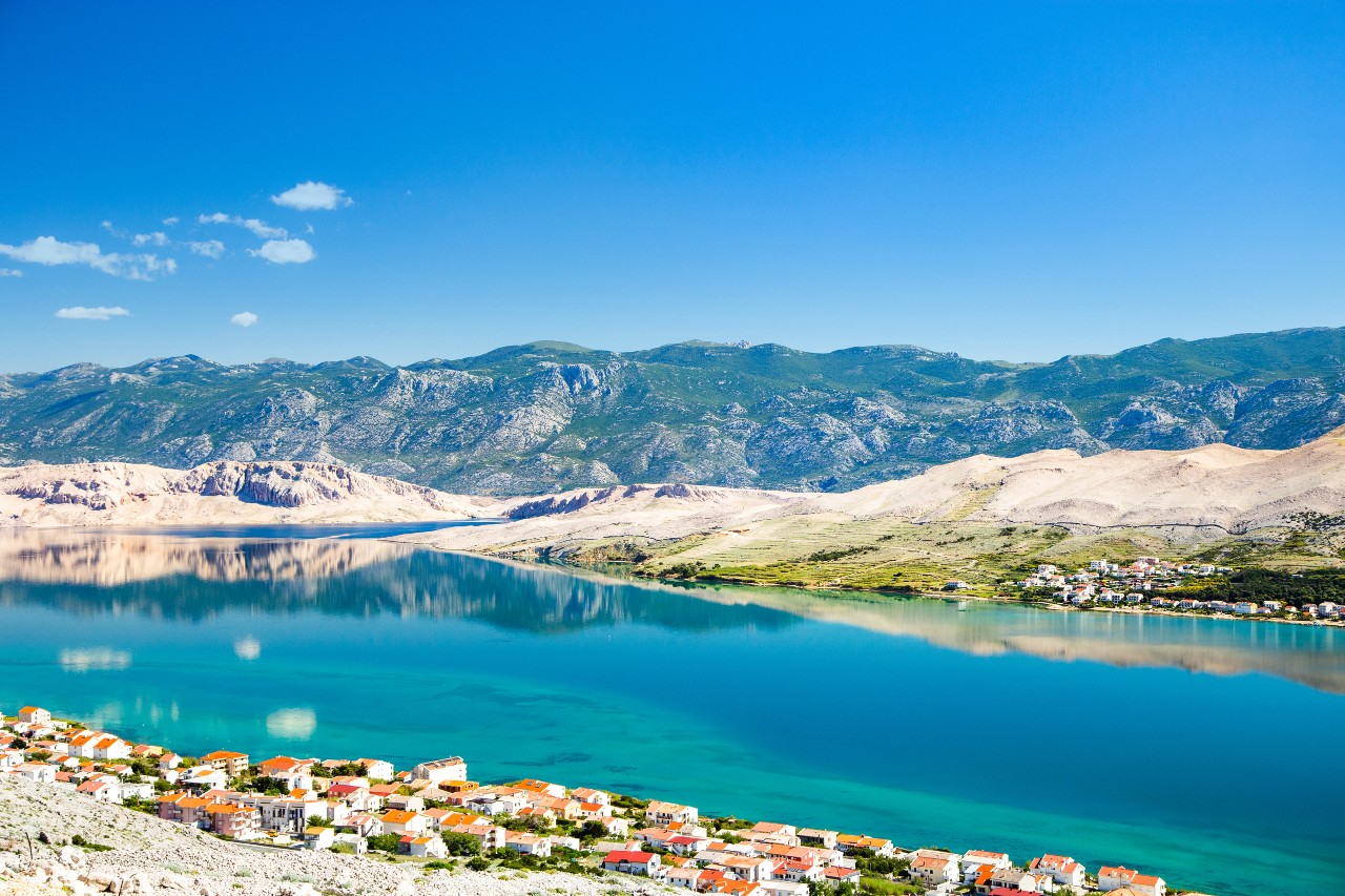 Pohoří Velebit zvedající se za Pagem