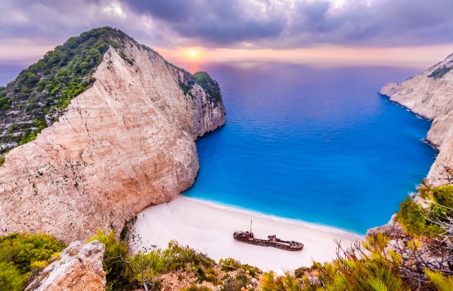 Kýčovitý pohled na pláž Navagio
