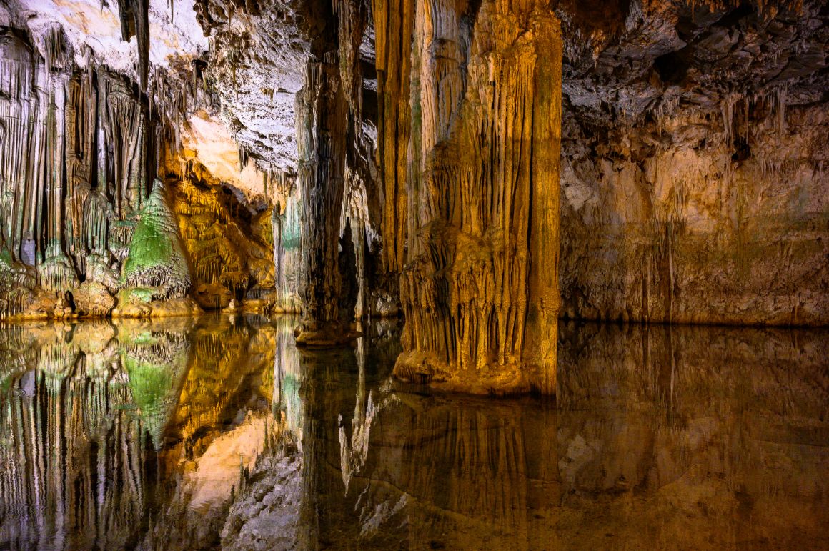 Hlavní sál Neptunovy jeskyně se stalaktity