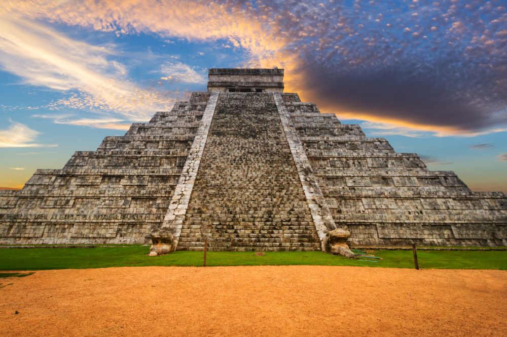 Slavná Kukulkánova pyramida v Chichén Itzá