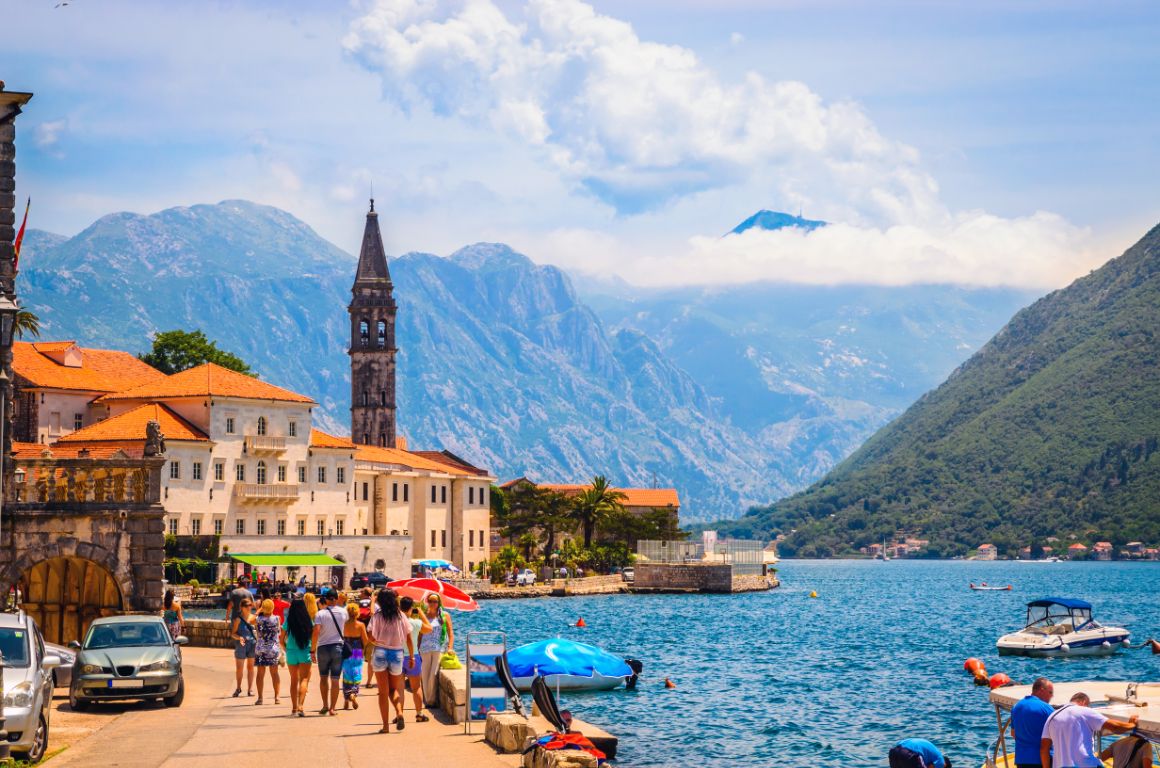 Perast, Boka Kotorská a Lovćen v oblacích