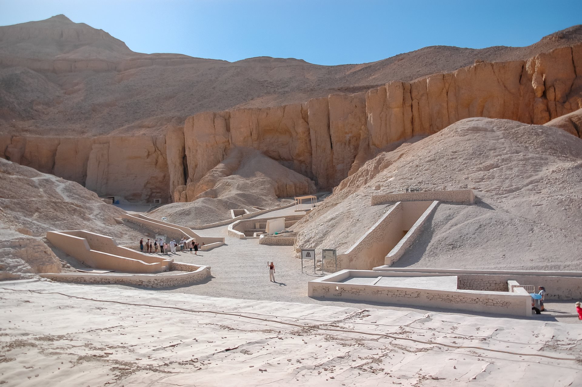 Vstupy do jednotlivých hrobek v Údolí králů