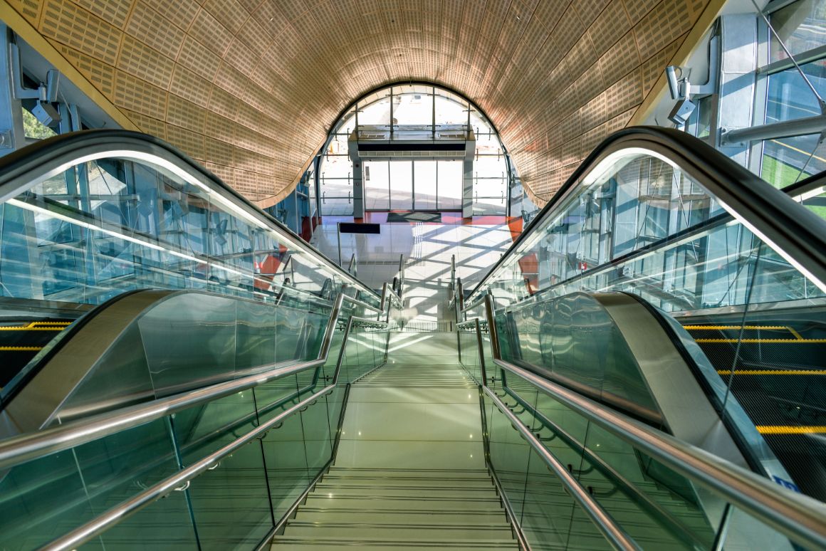 Přístupové schodiště do stanice Červené linky