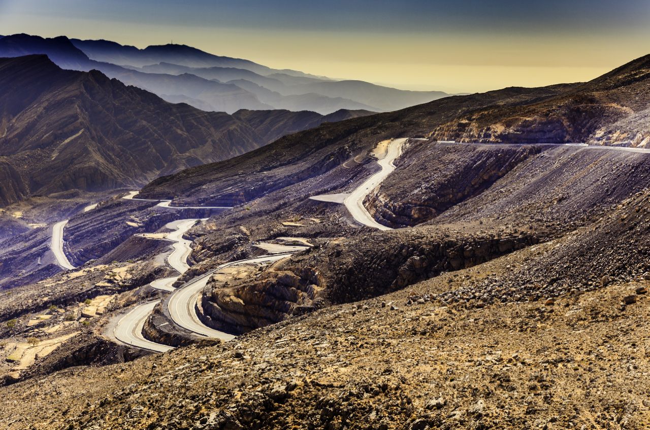 Silnice směřující pod vrchol Jebel Jais