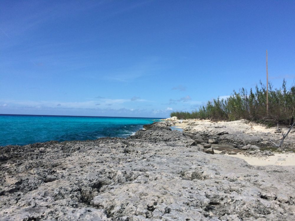 Pobřeží ostrova San Salvador na Bahamách