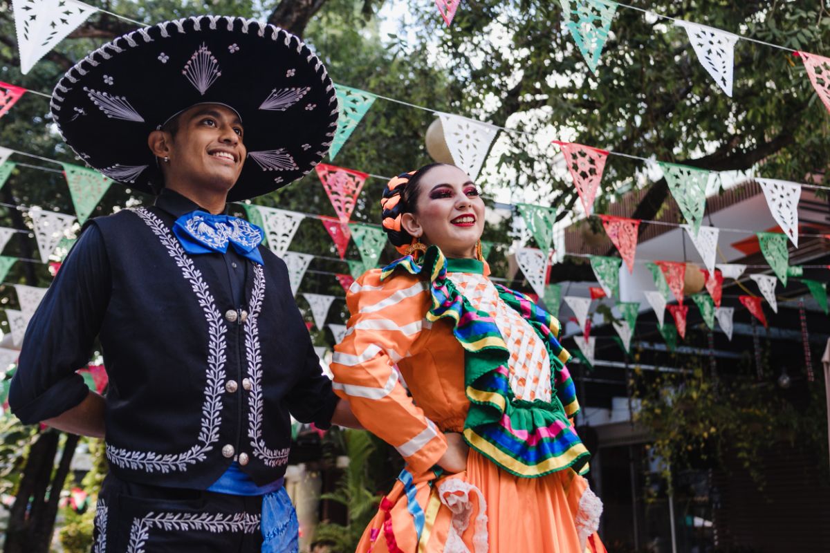 Dvojice oblečená v tradičním oděvu na mariachi