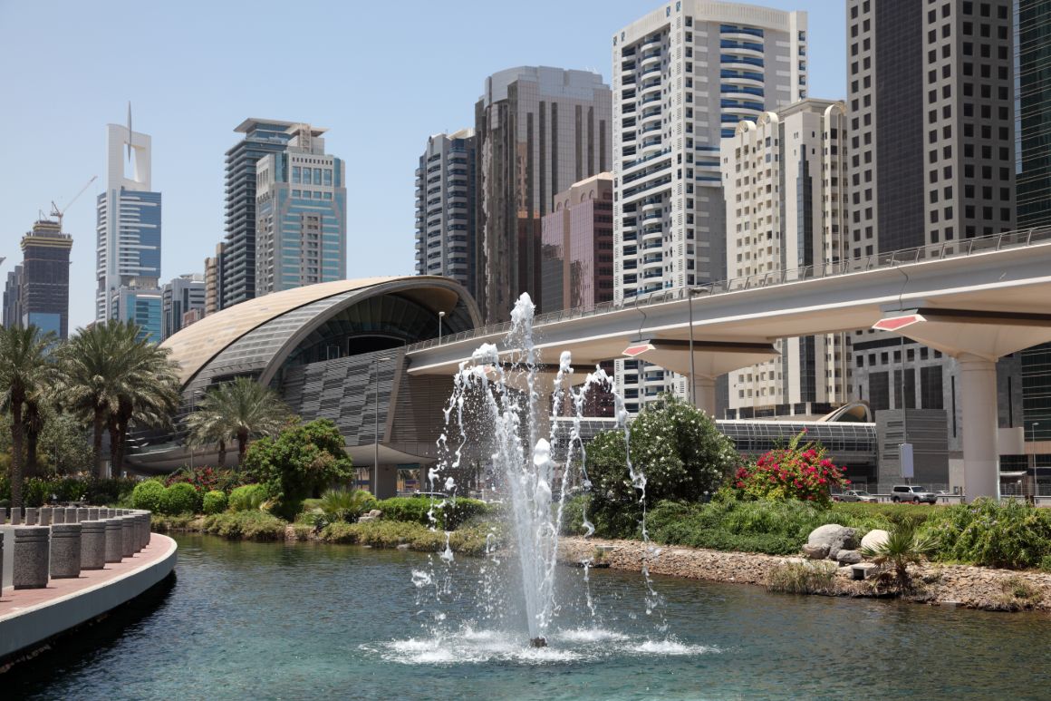 Metro nad jedním z dubajských parků