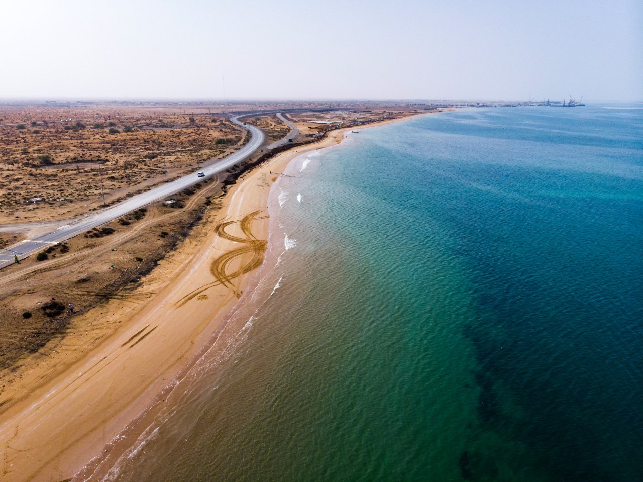 Opuštěné pobřeží Perského zálivu v Ras Al Khaimah