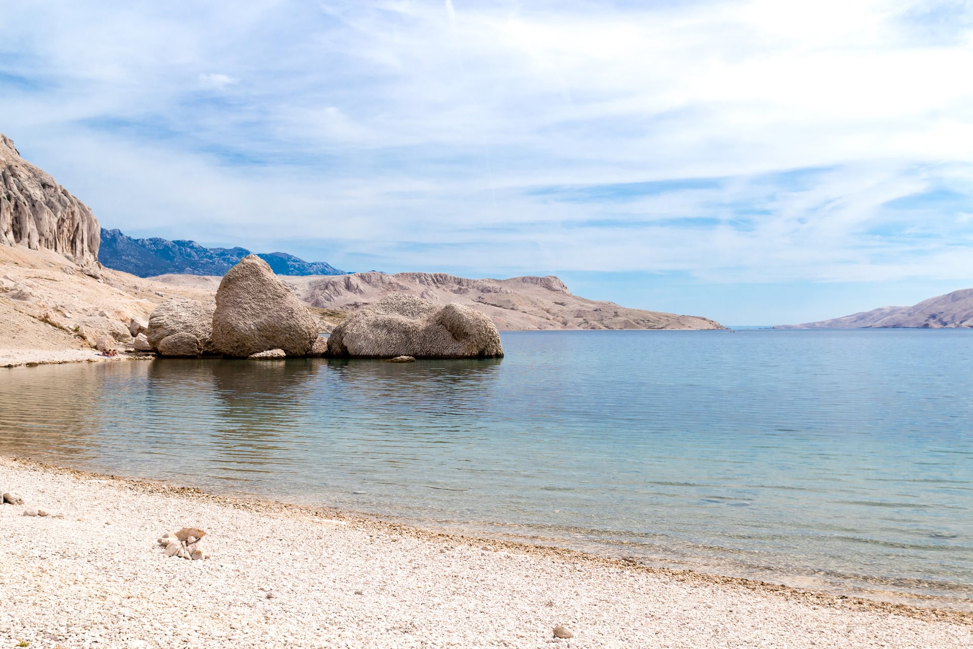 Kamenné útvary na pláži Beritnica