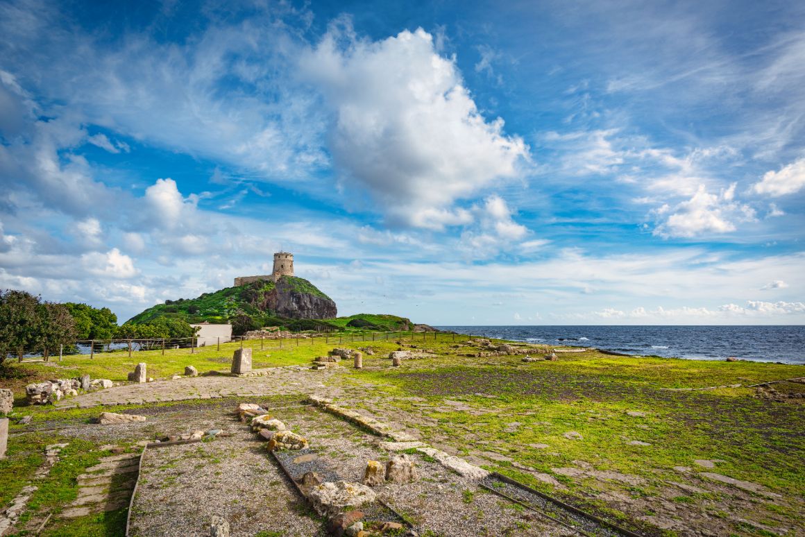 Archeologický komplex Nora, v pozadí věž Torre del Coltellazzo