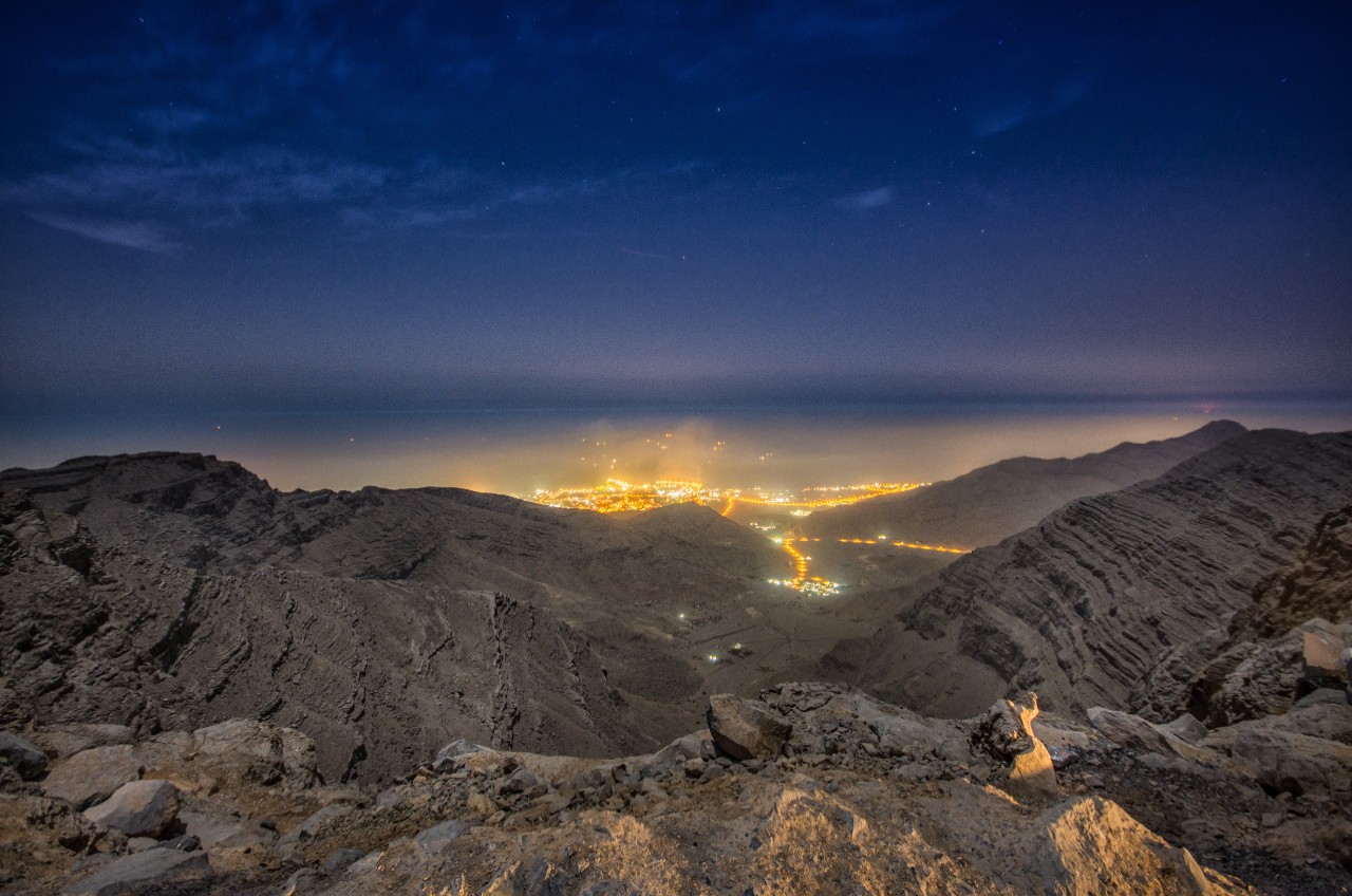 Jebel Jais s pobřežím Perského zálivu v pozadí