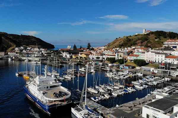 Přístav ve městě Horta