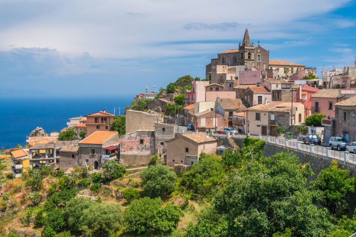 Obec Forza d'Agrò a pod ní Jónské moře