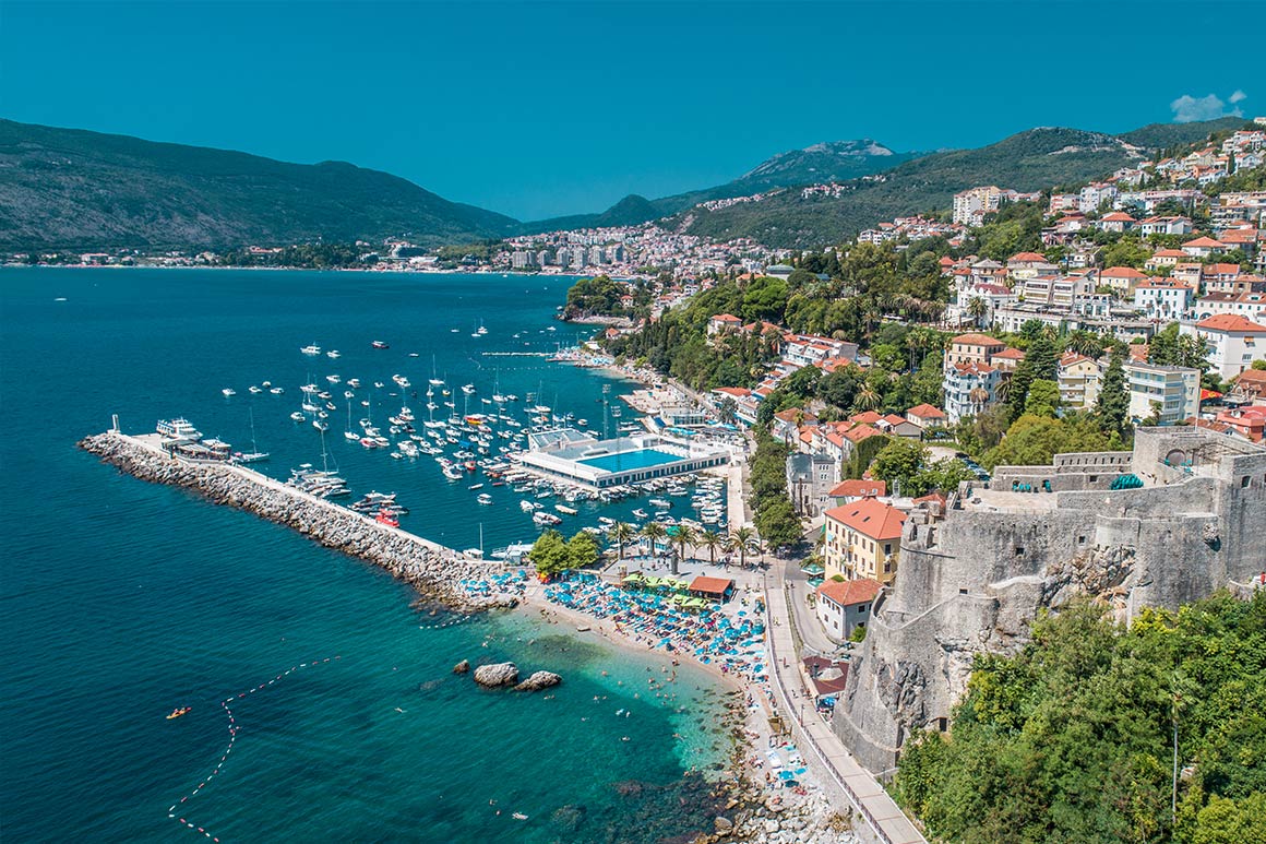 Herceg-Novi s přístavem a bazénem Jadran 