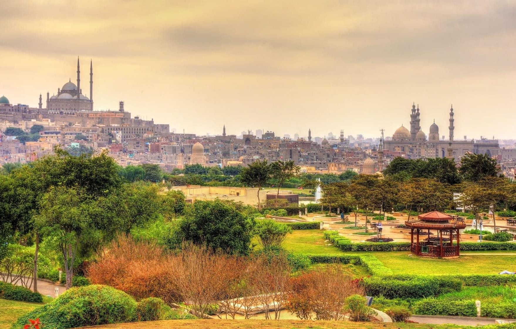 Panorama Káhiry z parku Al-Azhar, vlevo Citadela