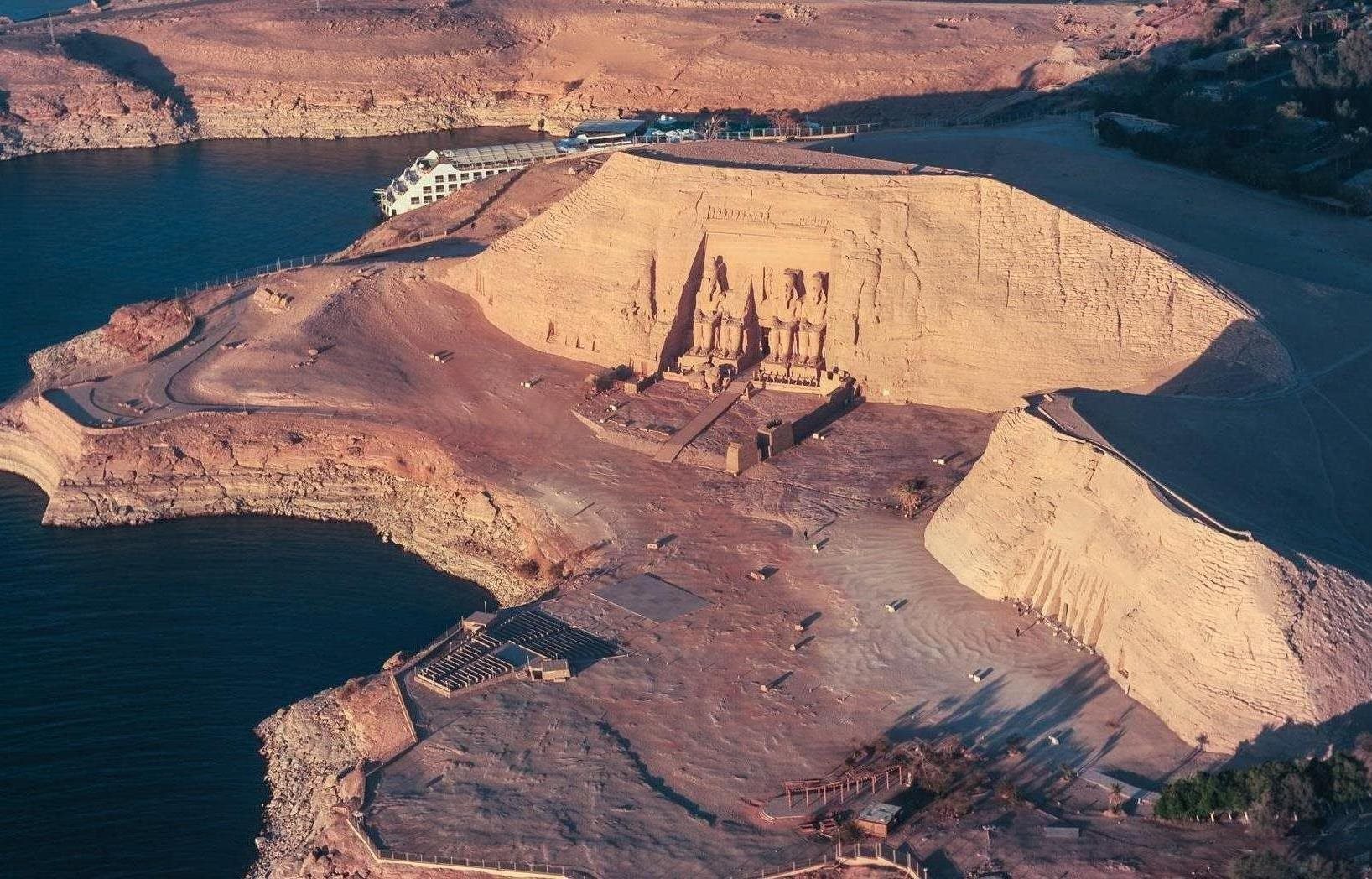 Chrám Abú Simbel v obklopení vod Asuánské přehrady