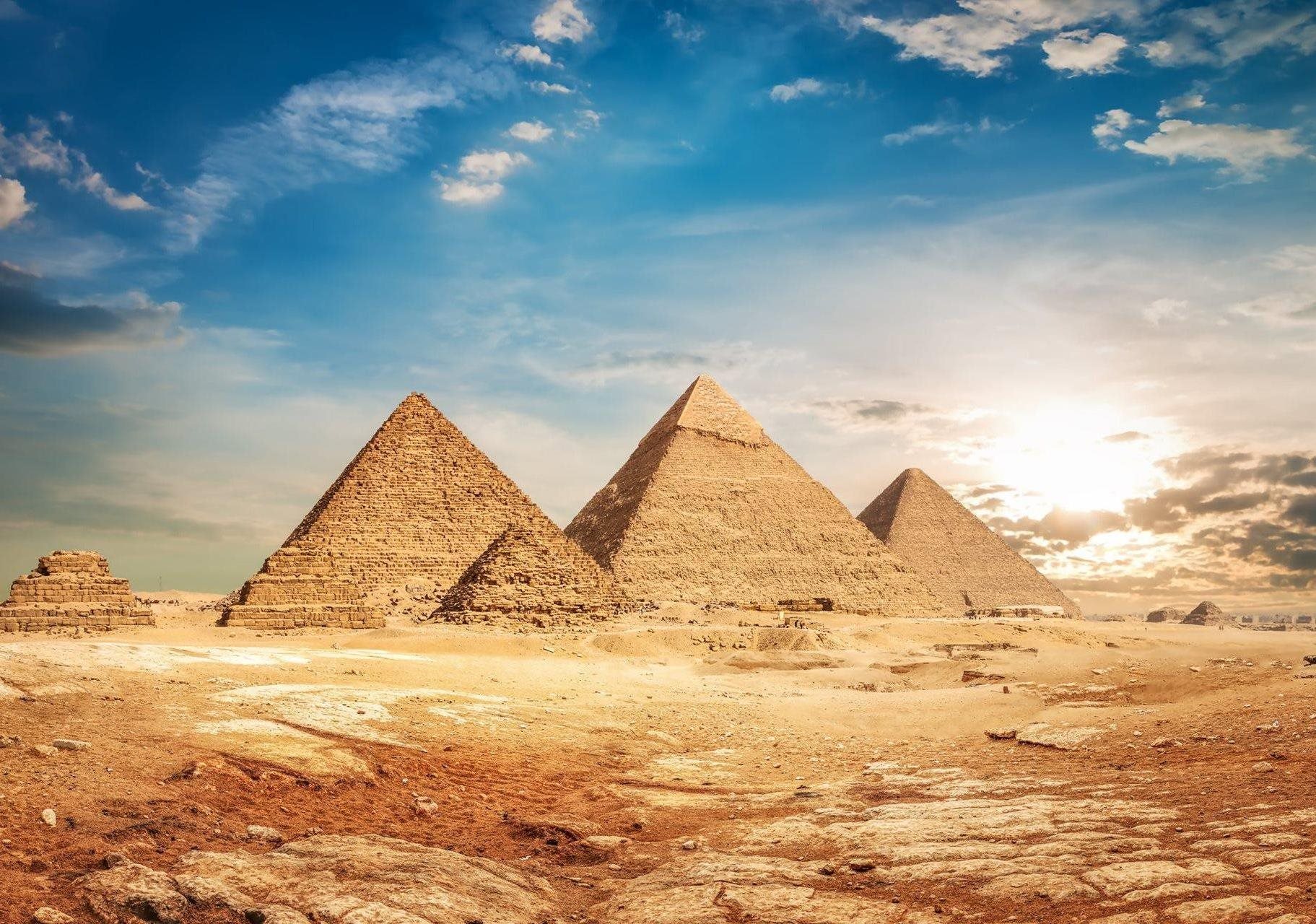 Romantický pohled na egyptské pyramidy uprostřed pouště