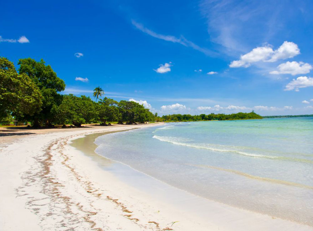 Pláž Playa Giron v zátoce Sviní na jihu Kuby