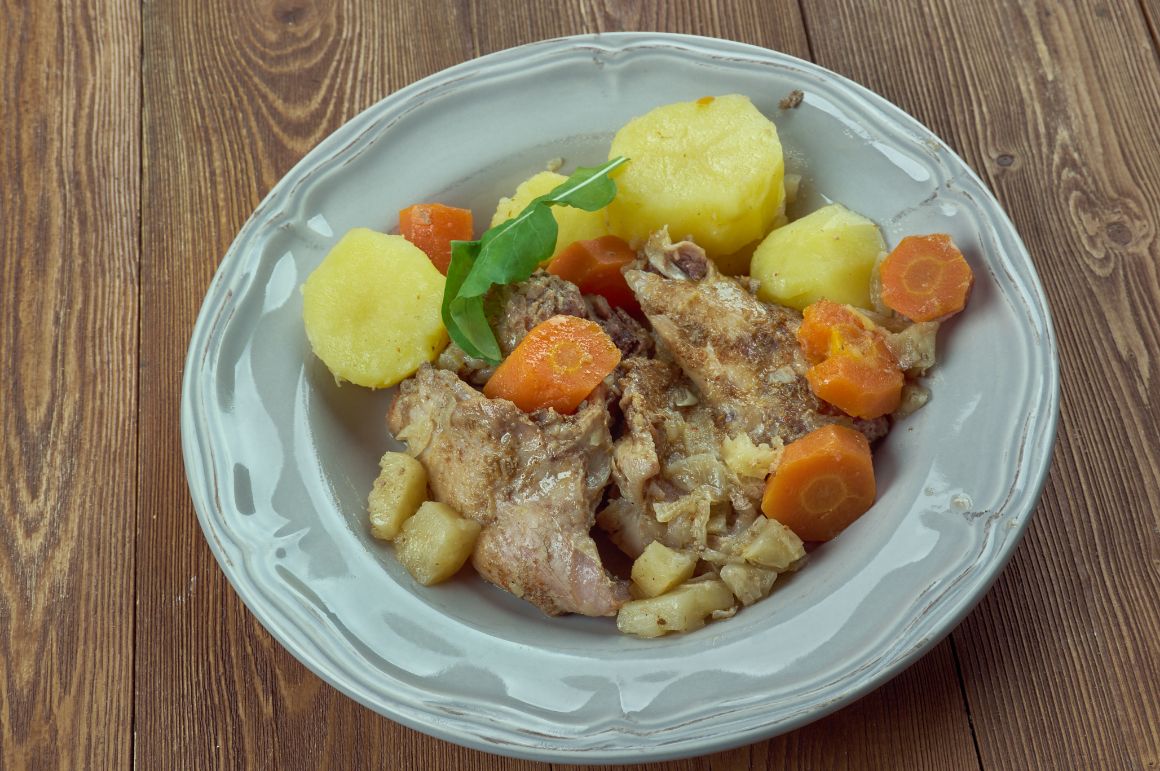 Maltská specialita stuffat tal-fenek