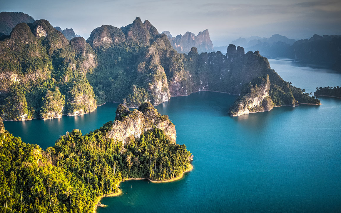 Přehradní jezero Chiao Lan v národním parku Khao Sok