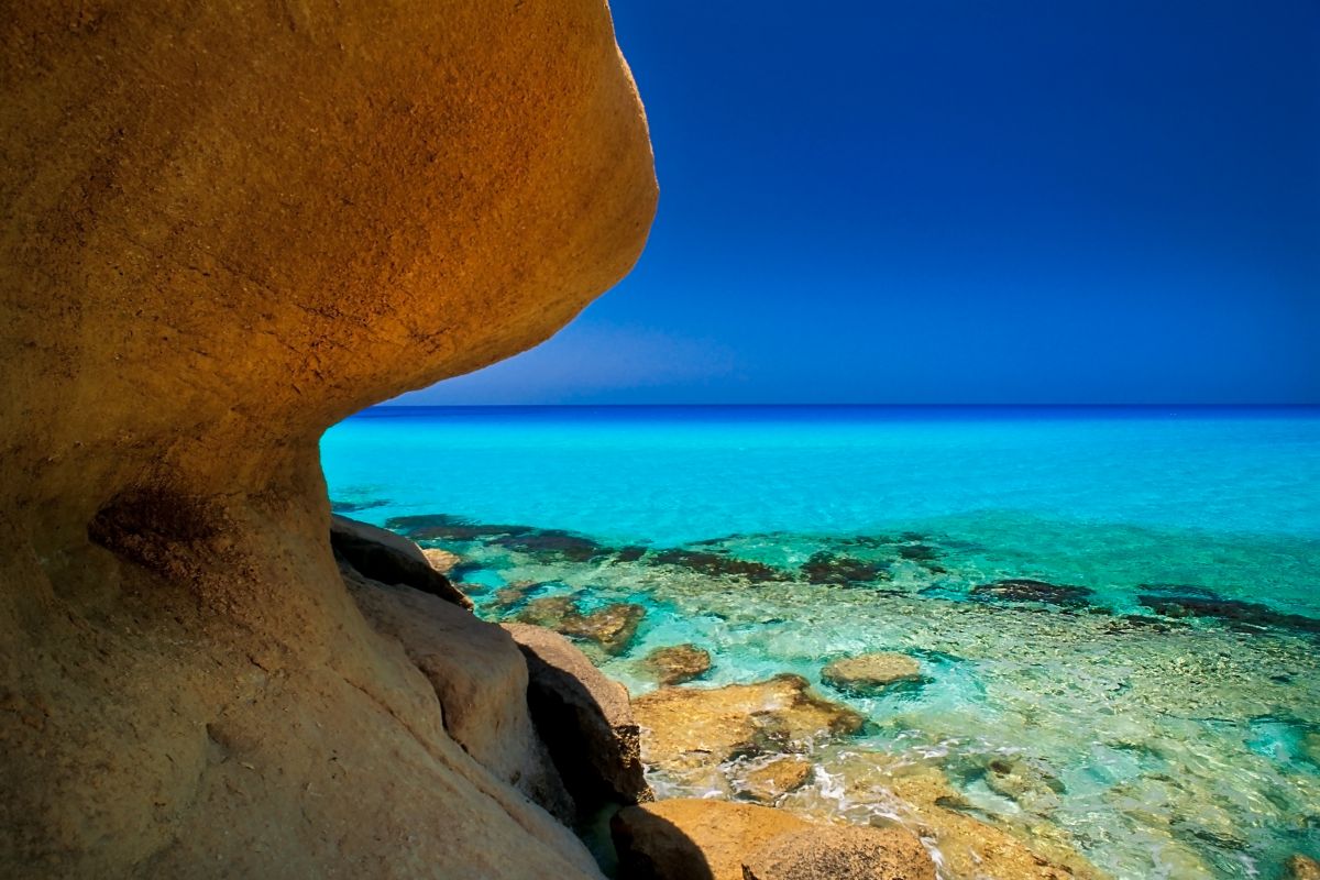 Pobřeží u pláže Agiba Beach