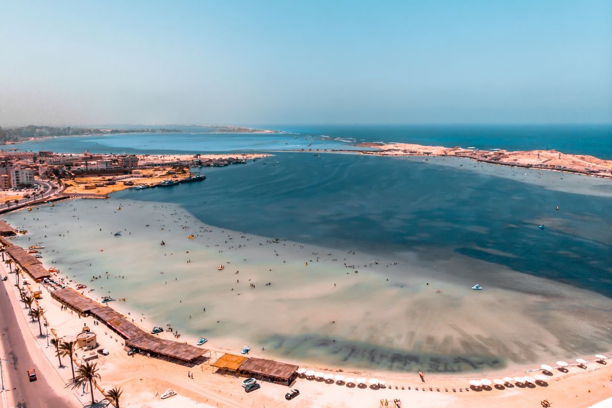 Letecký pohled na pláž v Marsa Matruh