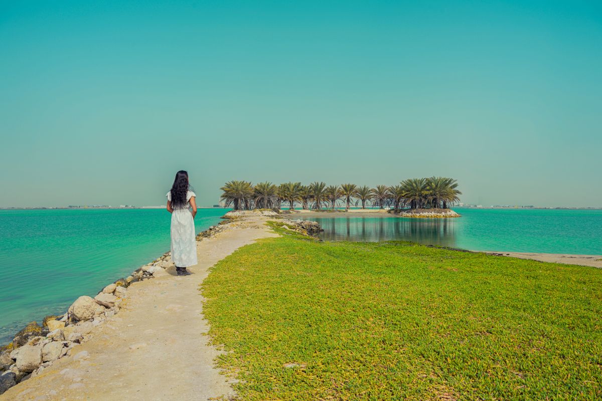 Žena u pláže na Bahrajnu
